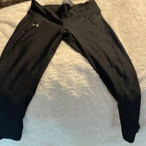 Under Armour black crop leggings